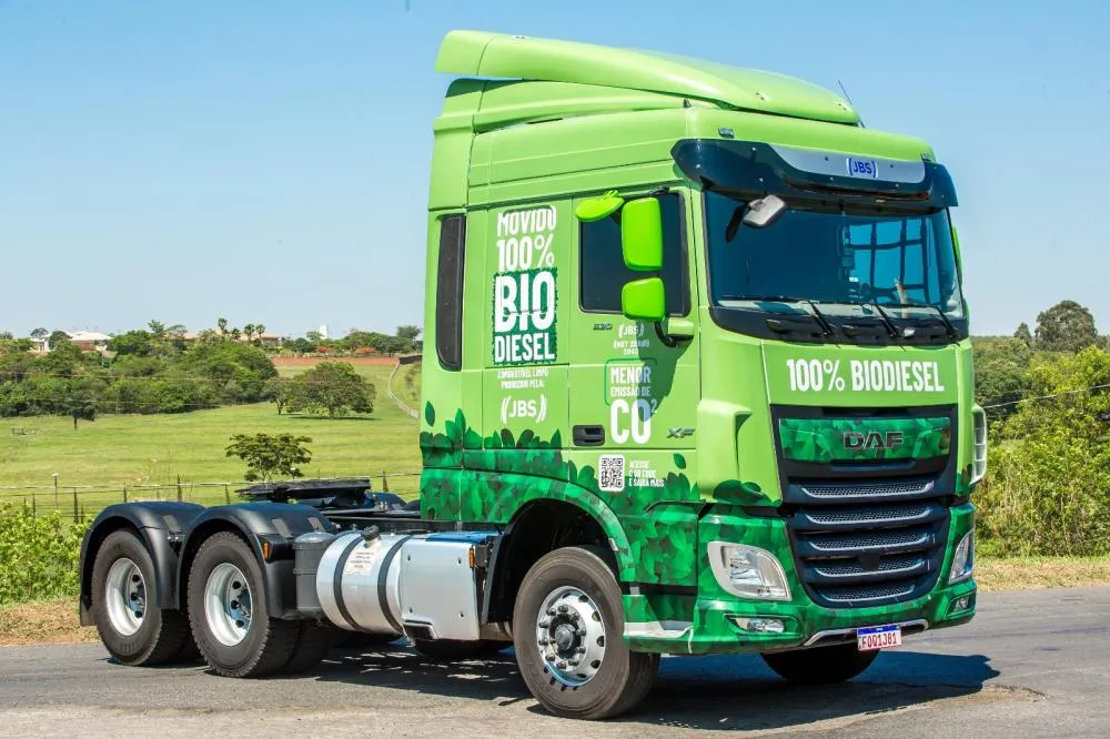 Caminhão da JBS movido 100% a biodiesel supera 500 mil quilômetros sem falhas